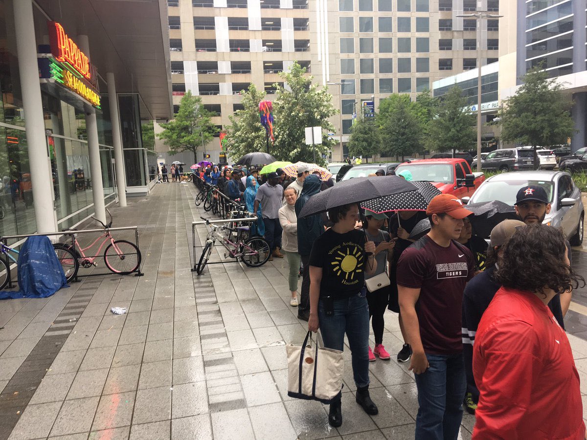 DrDonnaDemocrat's tweet photo. This is my country. People lined up, in the rain to volunteer however they can. The worst of circumstances brings out the best in us. https://t.co/mExur7ZIbC
