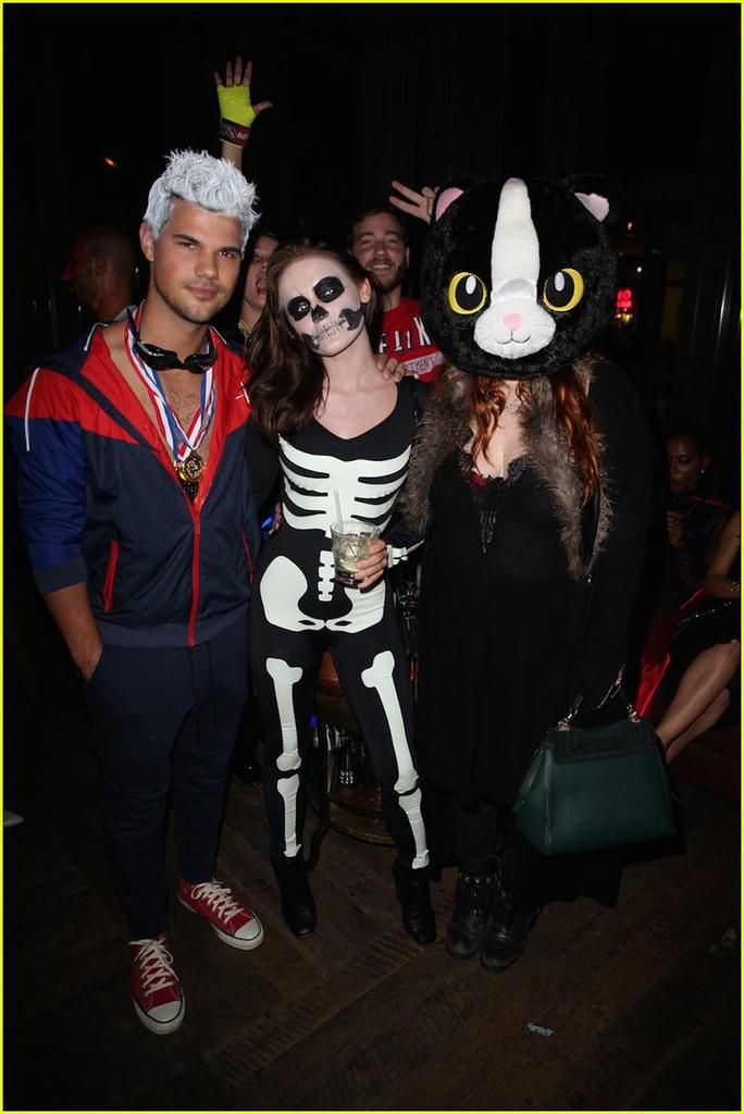 bigbadwolfJake's tweet image. Me, Leah &amp;amp; Bella on Halloween