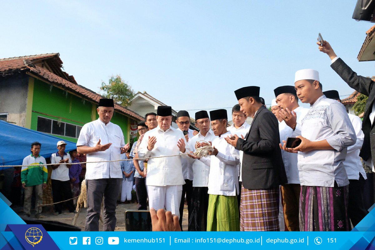 kemenhub151's tweet photo. 2. Semoga kurban yang diberikan bermanfaat bagi para santri dan masyarakat sekitar https://t.co/MT7RvqJ7sF