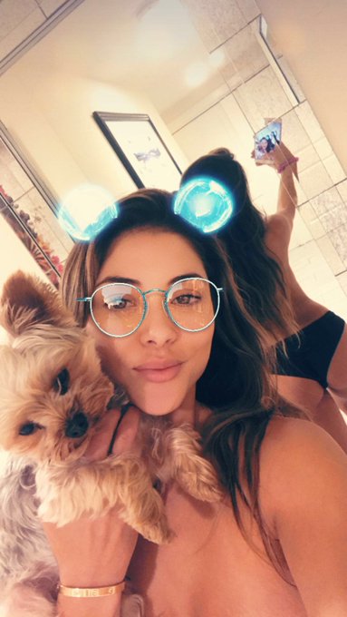 Sick at home so I decided to take a #belfie ?. https://t.co/mjhWjnG5Ek