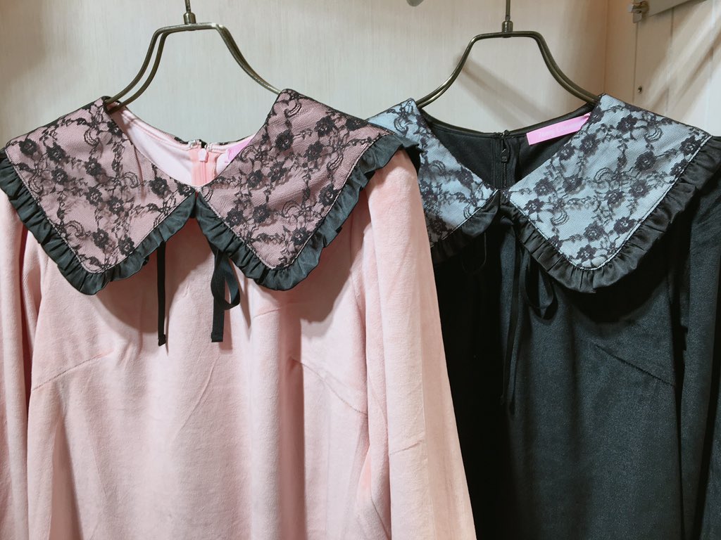 ハニーシナモン渋谷109店 本日発売新作アイテム 大きめのセーラー衿がキュートな ベロアワンピースが入荷致しました セーラー衿はレースにフリルデザインとなっており 大人可愛さもプラスされた1枚です リボンはお取り外し可能と