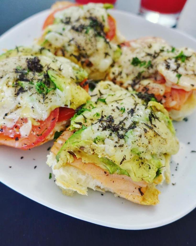 ausomeasia's tweet photo. Grilled Cheese, Avocado, Smoked Salmon &amp; Tomato sandwiches w truffle, it's good😉 #ausomekitchen @madametruffles https://t.co/5voNC4ygnK https://t.co/CFaBaL4ql0