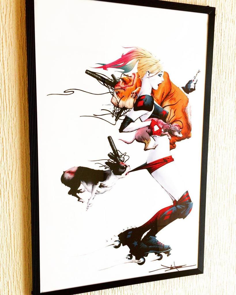 MTharuo's tweet image. 豆魚雷で購入したジェイ・リー直筆サイン入りハーレイ・クィンポスターを飾りました。 #sdcc2017 #豆魚雷 #フレームは特注 ift.tt/2iKJw1k