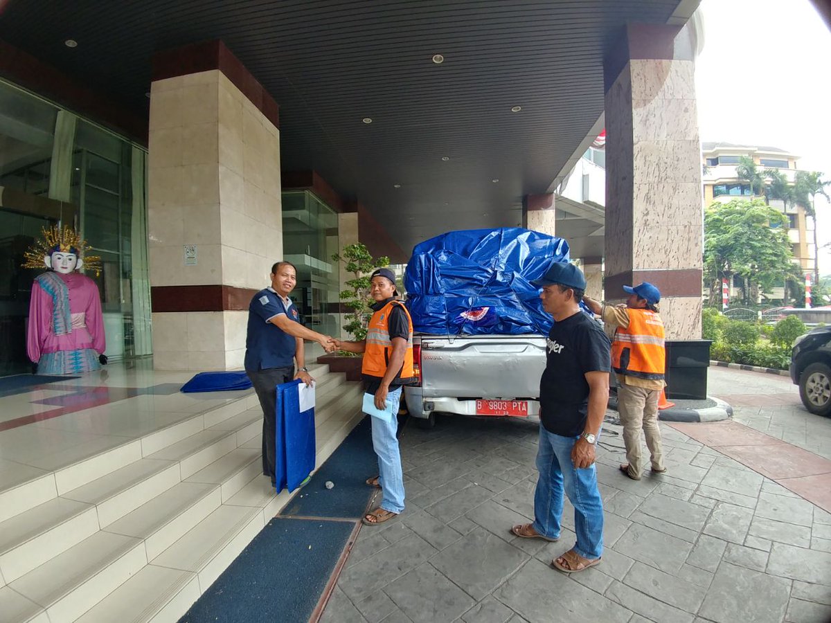 BPBDJakarta's tweet photo. Tim Piket BPBD DKI Jakarta Menyerahkan Bantuan logistik Kpd PPSU Kel.Kalibaru Untuk Korban #Kebakaran Kalibaru, Cilincing Jakarta Utara. https://t.co/CwlbhOd7BV