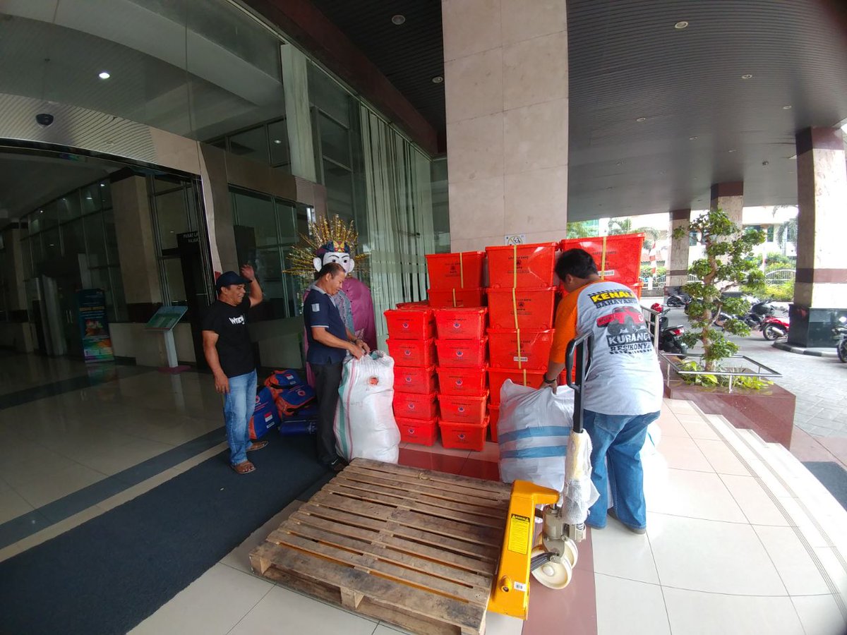 BPBDJakarta's tweet photo. Tim Piket BPBD DKI Jakarta Menyerahkan Bantuan logistik Kpd PPSU Kel.Kalibaru Untuk Korban #Kebakaran Kalibaru, Cilincing Jakarta Utara. https://t.co/CwlbhOd7BV