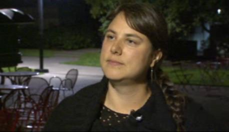 JoelMorenoKOMO's tweet image. Riisa Conklin with Freeway Park Association is leading a group on a night walk to mark the park's dark spaces with glow sticks #komonews