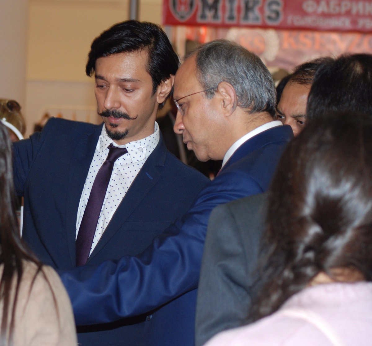 tpcifashion's tweet photo. H.E. Mr. Pankaj Saran, Indian Ambassador, Russia visits @NitinBalChauhan in #IndiaPavilion at #CPMMoscow by @TPCI_ &amp; @DoC_GoI @IndEmbMoscow https://t.co/MNvJ1OrmT3