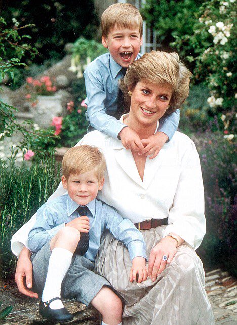 Fun__Facts's tweet photo. 20 years ago today #PrincessDiana lost her life in a car crash in Paris #princessdiana20 #RIPPrincessDiana https://t.co/0W55IDe0QD