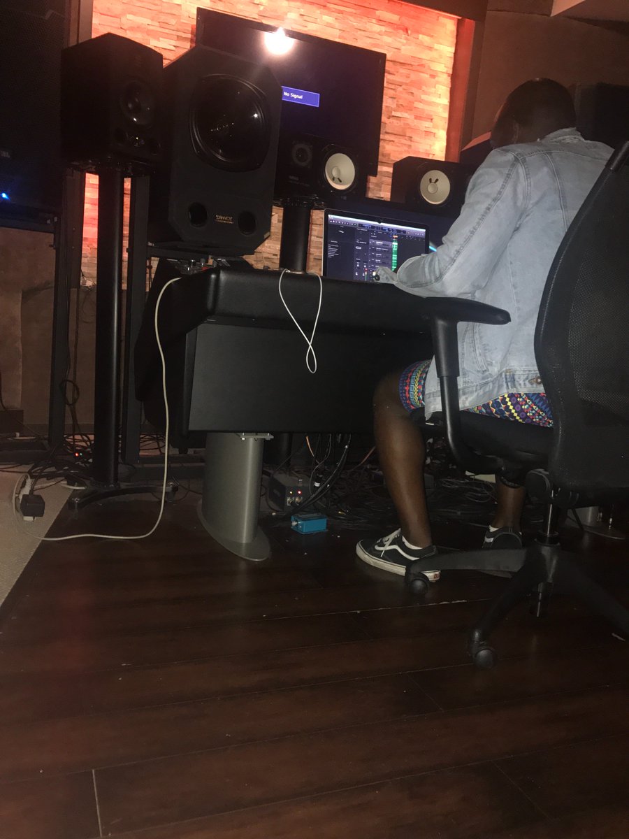 RONNIEDIEZMUSIC's tweet photo. @krunkadelic in his zone    Putting those finishing touches on #foreverweekend https://t.co/JC5OJuzD8U