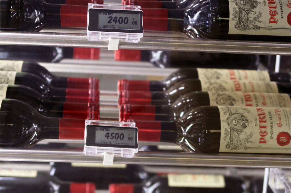 MoveEat's tweet photo. Qui imaginerait trouver de tels vins dans un hyper-marché ? C’est le cas le Leclerc SO de Levallois #vinsdexception #petrus #bordeauxpassion https://t.co/WaejY6fesY
