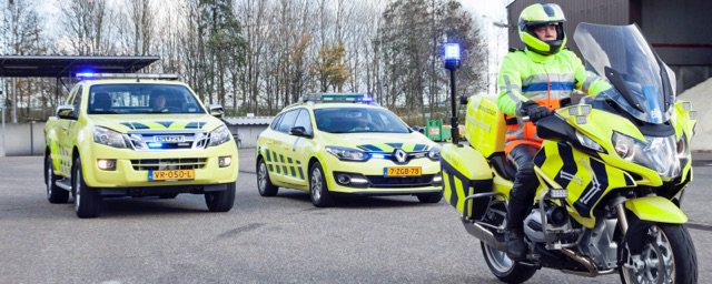 Rijkswaterstaat's tweet photo. Weginspecteurs met blauw zwaailicht en sirene 20% sneller bij ongeluk. Verbetering #verkeersveiligheid #doorstroming https://t.co/NKbfwFZOQZ https://t.co/PSpQ2DEY7b