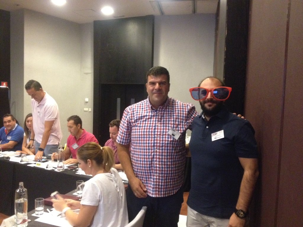 Gafotas a la mejor presentacion para Enrique Garcia de #Granaplast #BNI #NETWORKING #mejorpresentacion