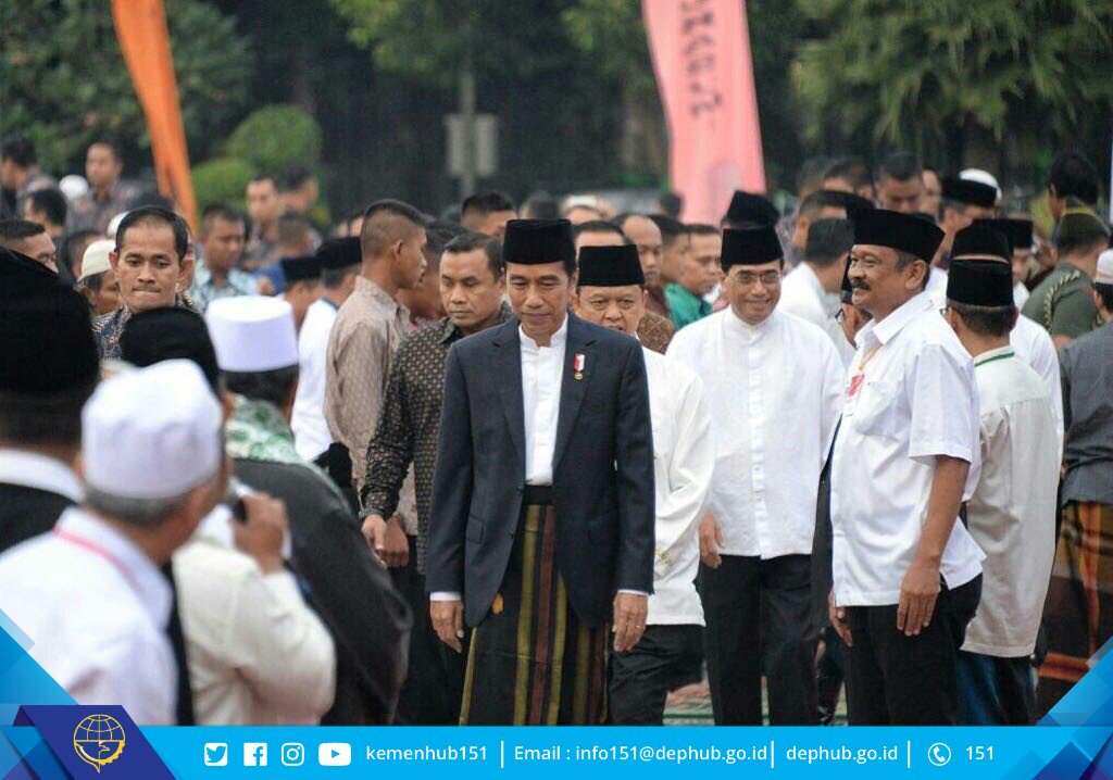 kemenhub151's tweet photo. 3. Setelah selesai sholat Presiden RI menyerahkan hewan qurban 1 ekor sapi ongole, dengan berat 1,4 ton https://t.co/zC2REMUg6H
