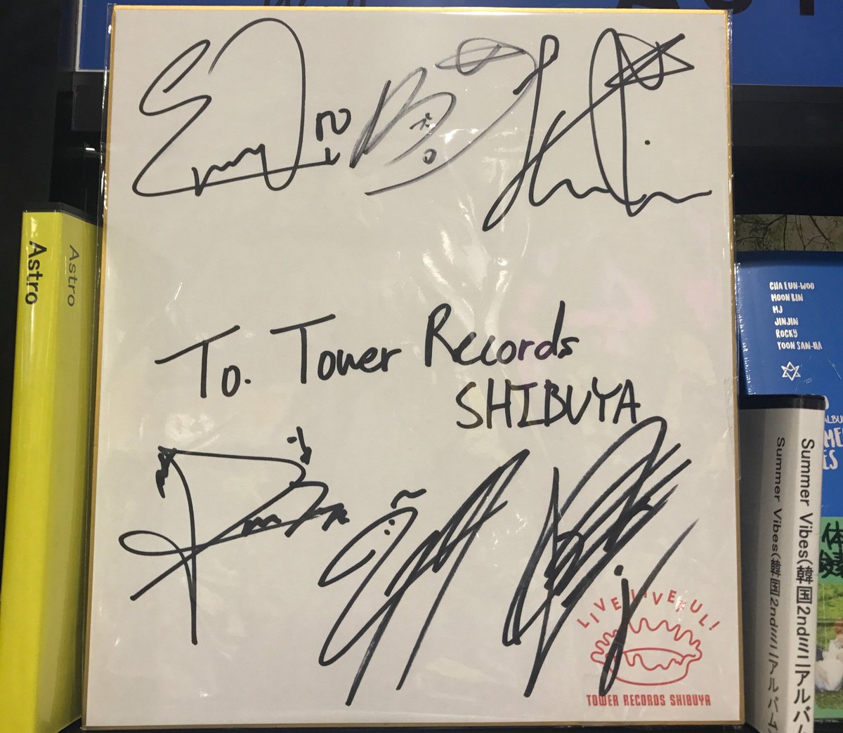 ASTRO】 8月31日の渋谷店でイベントの際にメンバーの皆さまにサインを