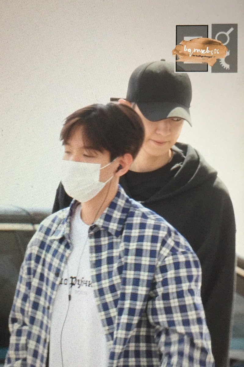 B506bhqx's tweet photo. 170901 인천공항 출국 #chanbaek #찬백 แบคเดินลงจากรถมาก็เดินไปหาพี่ชานอะ แล้วพอจะข้ามถนนก็เดินตามกันมาเลย ฮือมีความสุข 😭🙆🏻 https://t.co/5MggPBajkT