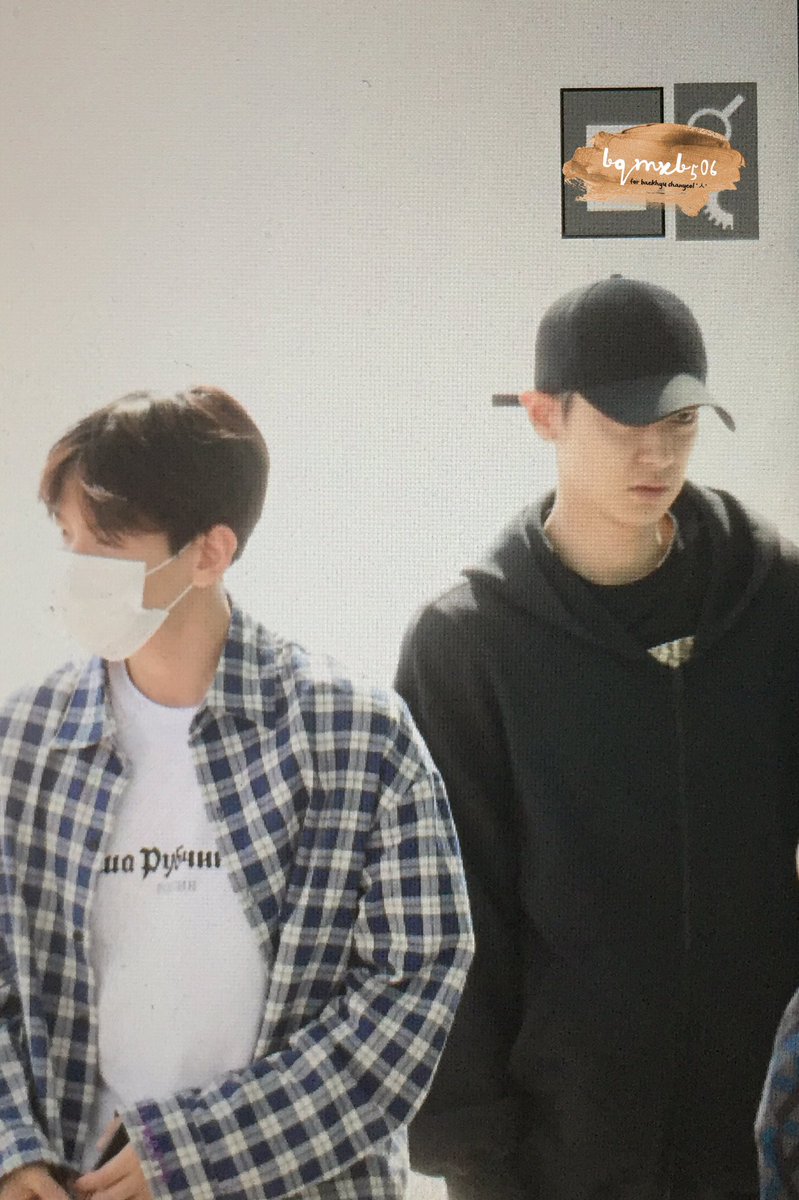 B506bhqx's tweet photo. 170901 인천공항 출국 #chanbaek #찬백 แบคเดินลงจากรถมาก็เดินไปหาพี่ชานอะ แล้วพอจะข้ามถนนก็เดินตามกันมาเลย ฮือมีความสุข 😭🙆🏻 https://t.co/5MggPBajkT