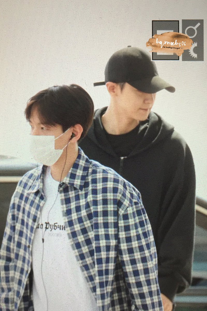 B506bhqx's tweet photo. 170901 인천공항 출국 #chanbaek #찬백 แบคเดินลงจากรถมาก็เดินไปหาพี่ชานอะ แล้วพอจะข้ามถนนก็เดินตามกันมาเลย ฮือมีความสุข 😭🙆🏻 https://t.co/5MggPBajkT