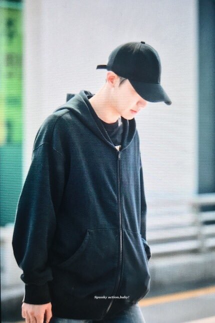 chanyeolit's tweet photo. 170901 인천공항 찬열 / 🌔🌕🌖 https://t.co/3MtrFpXlj7
