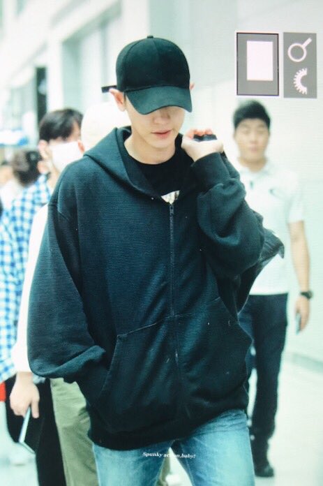 chanyeolit's tweet photo. 170901 인천공항 찬열 / 🌔🌕🌖 https://t.co/3MtrFpXlj7