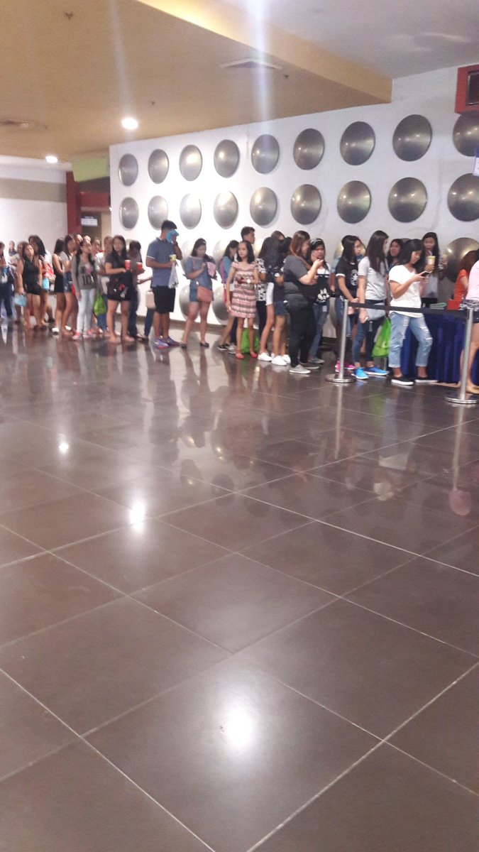 TJoshuaBaliwag's tweet photo. Gusto ko maiyak sa haba ng pila ng #LYSBDay3  sa SM Baliwag Cinema 1. @iamjoshuagarcia Balik ka na daw dito. Sama mo si baba. 👽💚 https://t.co/juHv9Cb0C9