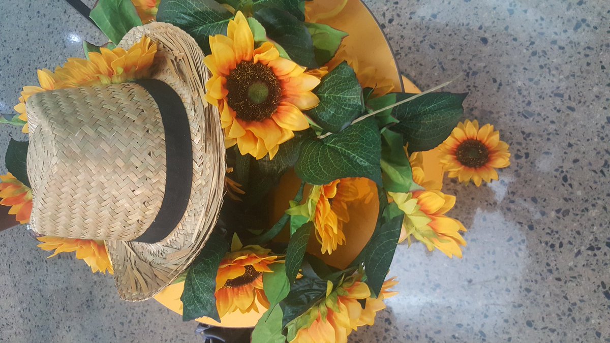 EY_Africa's tweet image. #EYCasualDay celebrations! We're just getting started! Grab a prop and strike a pose. #SpringDay