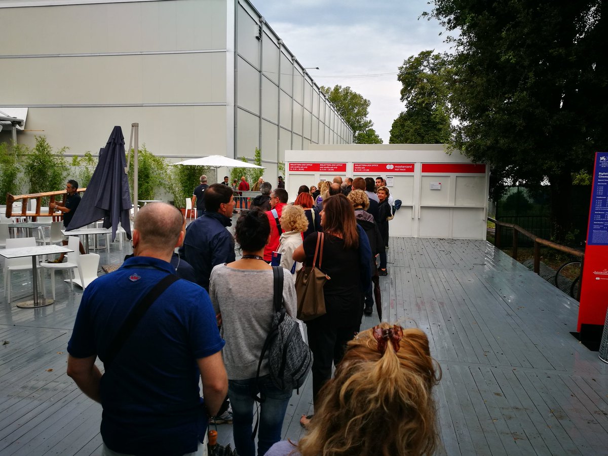 CdCarbone's tweet photo. Ore 8.20 la biglietteria del pbiennale è ancora fuori uso a causa della pioggia di stanotte. Tutti in attesa. #disagio #Venezia74 https://t.co/uWPiEtN3GE