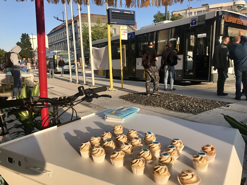 AxelWeydts's tweet photo. Nieuwe organisatie buslijnen verloopt vlekkeloos en in aangename sfeer. Merci chauffeurs, medewerkers en vooral reizigers. #stationsproject https://t.co/AamedkRKxf