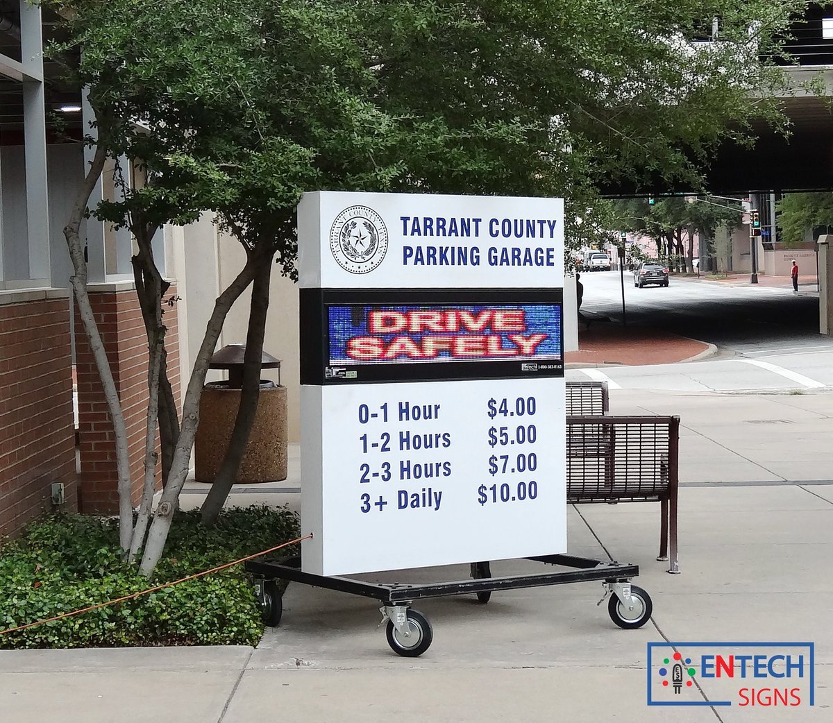 ENTECHSIGNS's tweet image. Tarrant County Calhoun Garage Improves Garage Traffic with a Portable LED Sign!  #LEDSign #Parking #Portablesign   
goo.gl/Uy5g4G