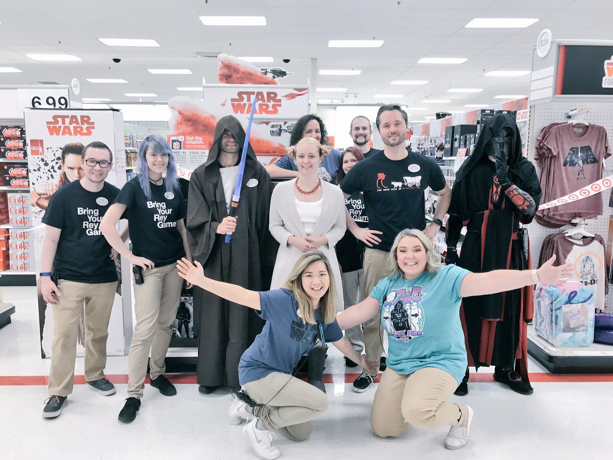 No smiles were forced in the making of this tweet. #forcefriday #midnightrelease #starwarsshow