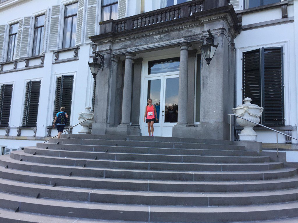 runwaygirls's tweet photo. Als begin #vijftiger heeft Emma het #defilé van #Soestdijk nog bewust meegemaakt. Nu liep ze zelf de Royal Run: https://t.co/raCMIfk3RR #run https://t.co/GXsQ6bOtz9