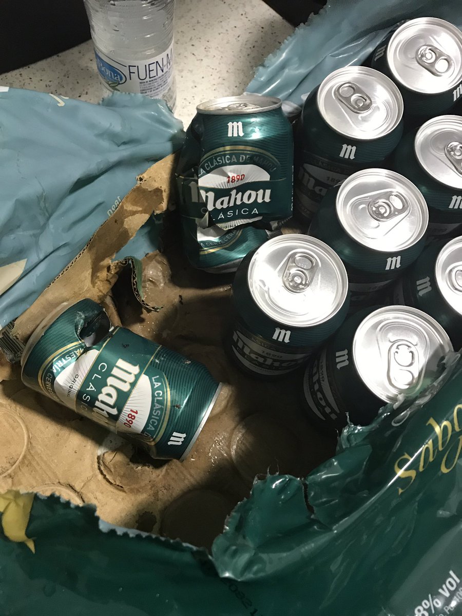 dagoil's tweet photo. Vergonzoso llegar de la compra y ver esto.Bien colocaditas en el medio para que no se vean.¿solución?@CarrefourES @GroupeCarrefour @mahou_es https://t.co/bNjhu698yY