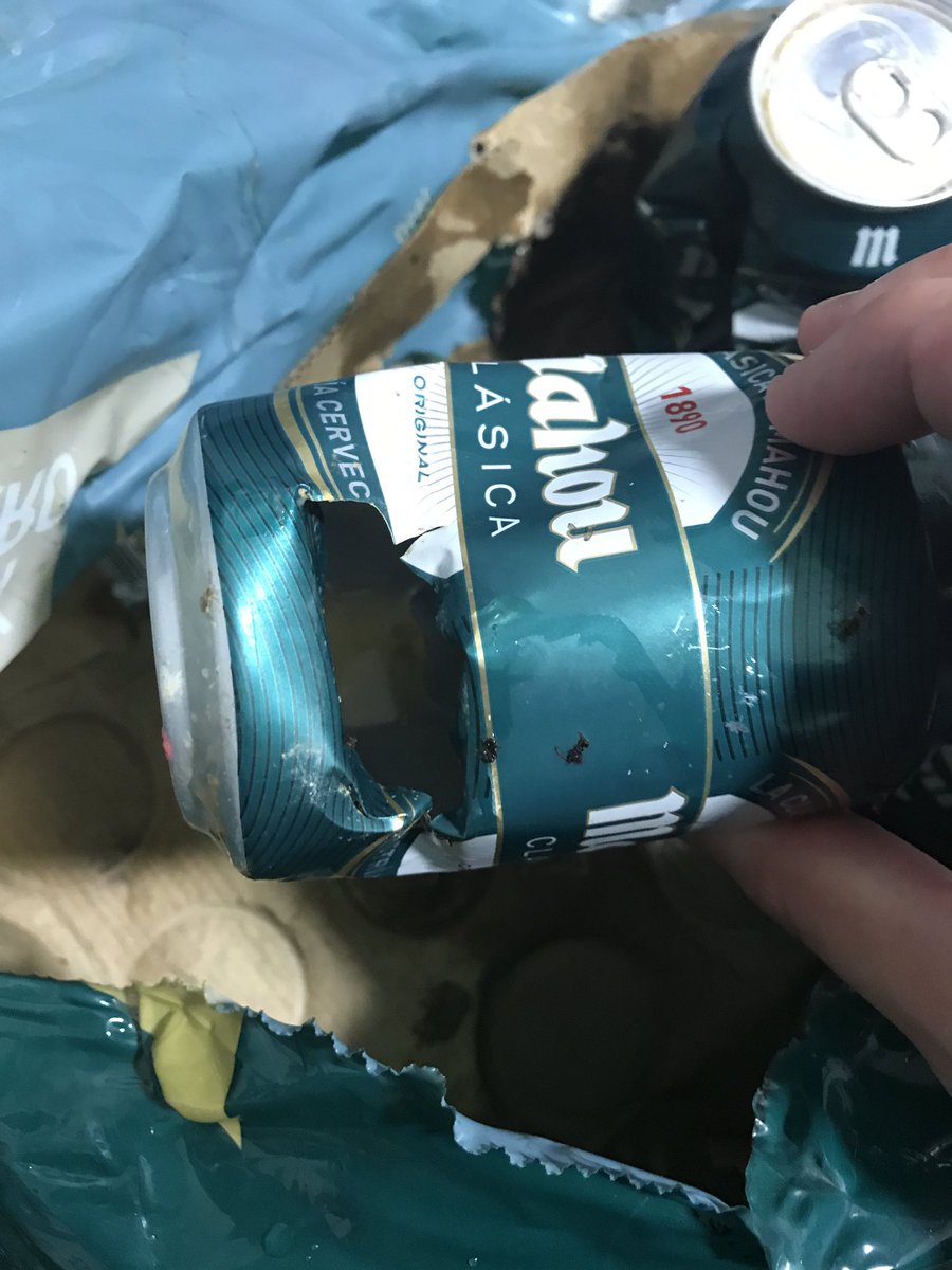 dagoil's tweet photo. Vergonzoso llegar de la compra y ver esto.Bien colocaditas en el medio para que no se vean.¿solución?@CarrefourES @GroupeCarrefour @mahou_es https://t.co/bNjhu698yY