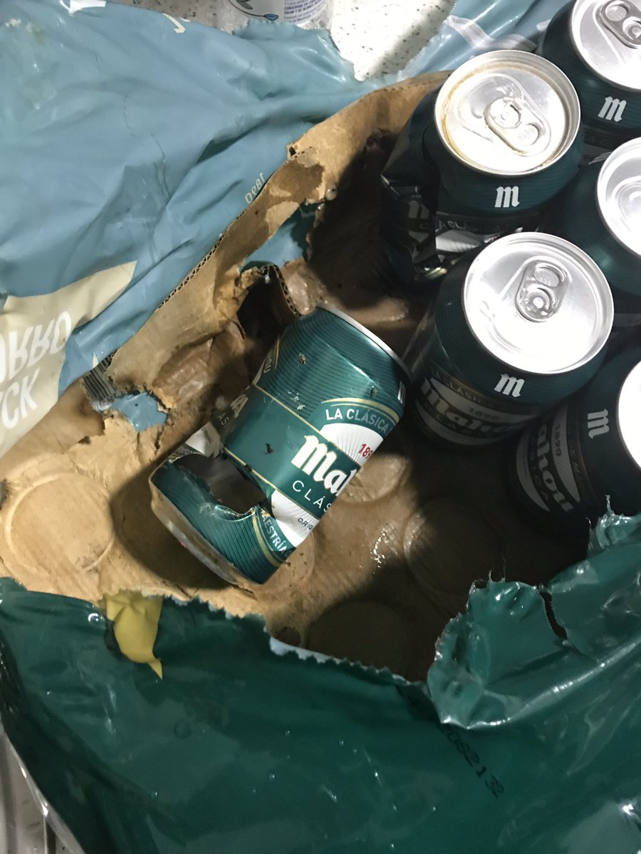dagoil's tweet photo. Vergonzoso llegar de la compra y ver esto.Bien colocaditas en el medio para que no se vean.¿solución?@CarrefourES @GroupeCarrefour @mahou_es https://t.co/bNjhu698yY