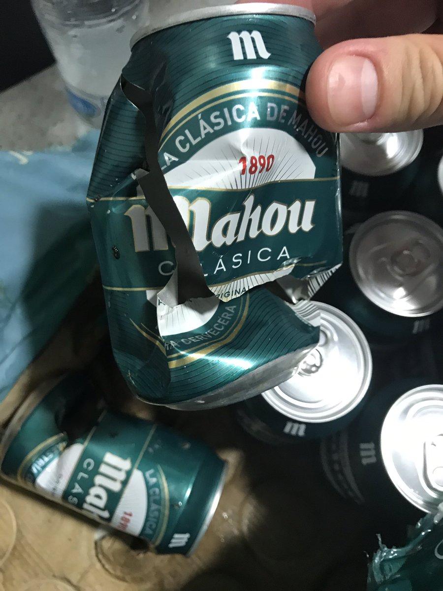 dagoil's tweet photo. Vergonzoso llegar de la compra y ver esto.Bien colocaditas en el medio para que no se vean.¿solución?@CarrefourES @GroupeCarrefour @mahou_es https://t.co/bNjhu698yY