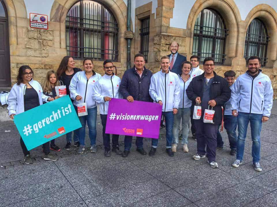 Gemeinsam mit <a href="/MarcusHeld_SPD/">Marcus Held, MdB</a> u. den <a href="/jusosrlp/">Jusos RLP</a> sowie den <a href="/jusosWO/">Jusos Worms</a> Frühstücksverteilaktion am Wormser Hauptbahnhof. #visionenwagentour