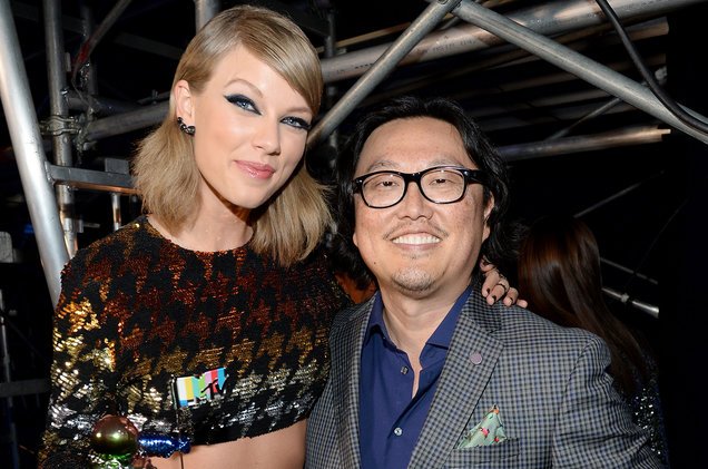 billboard's tweet image. Taylor Swift&apos;s #LookWhatYouMadeMeDo director Joseph Kahn defends the singer and accuses public of &quot;double standards&quot; blbrd.cm/t0zKvx