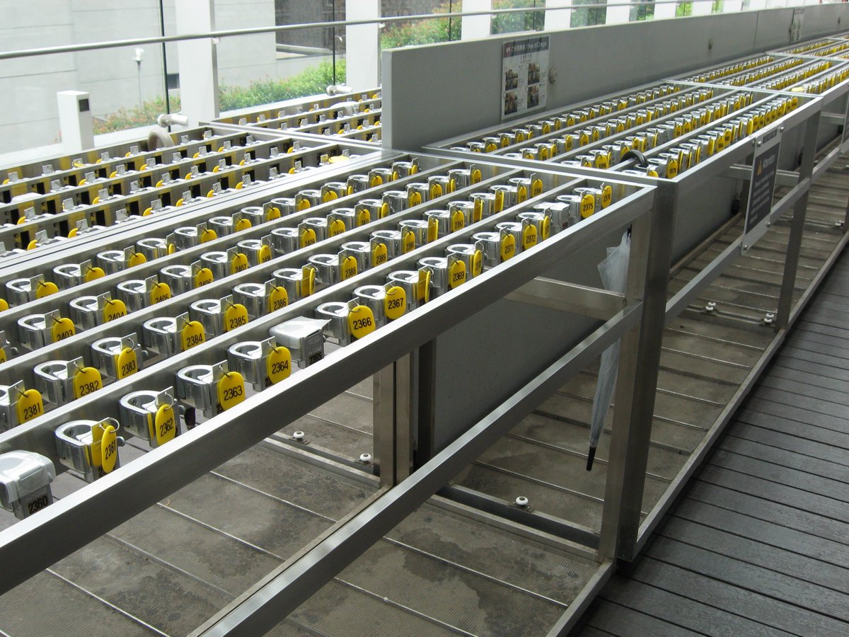 国立新美術館 Nact 新美の看視 美術鑑賞マナー 長い傘は持ち込めません 美術館の入口には傘立てがあります デパートや映画館ではあまり見かけませんよね 中に長い傘を持ち込むことができないため 皆さんが預けられるように用意されているのです