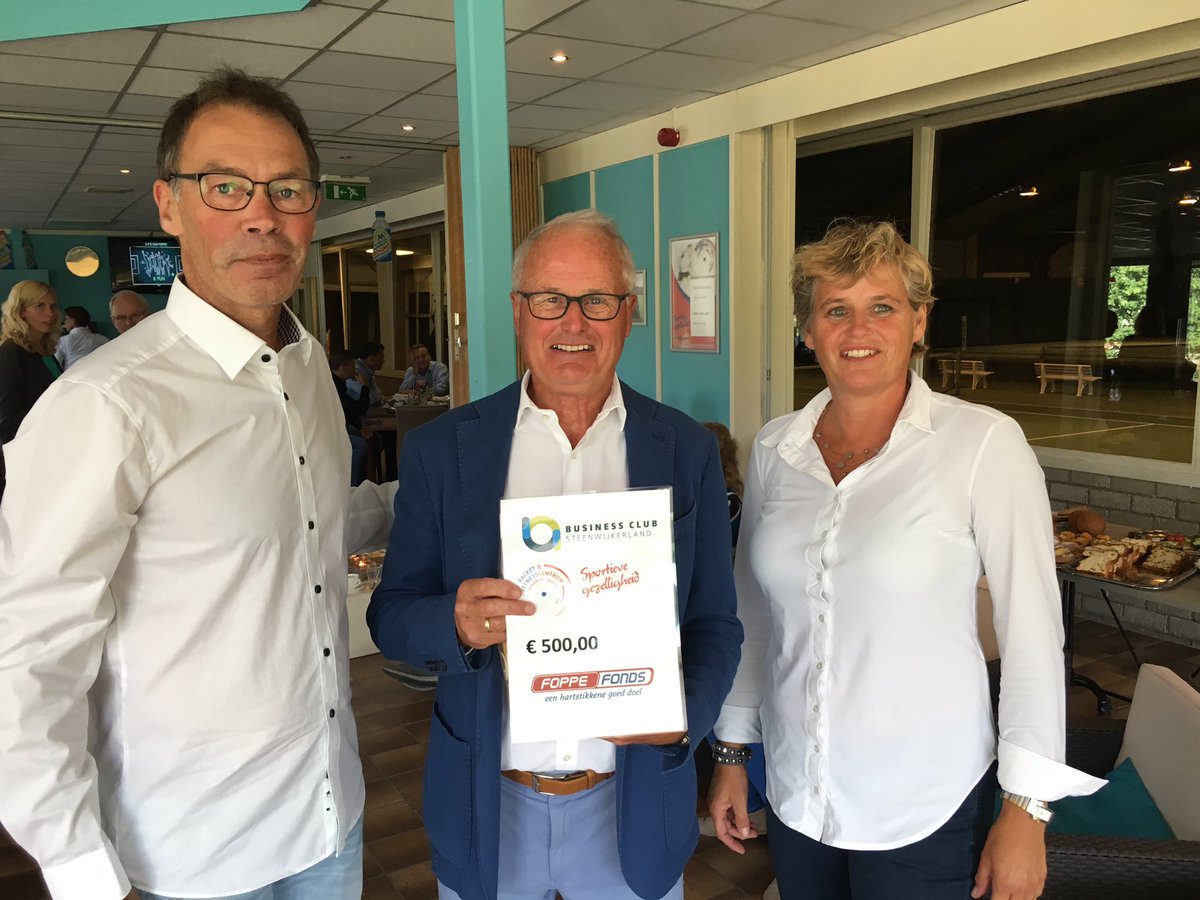 Foppe de Haan ontvangt na zijn enthousiaste lezing een cheque voor zijn Foppe gehandicapten fonds. <a href="/BCSteenwijk/">BC Steenwijkerland</a> <a href="/RCSteenwijk/">RCSteenwijk</a>
