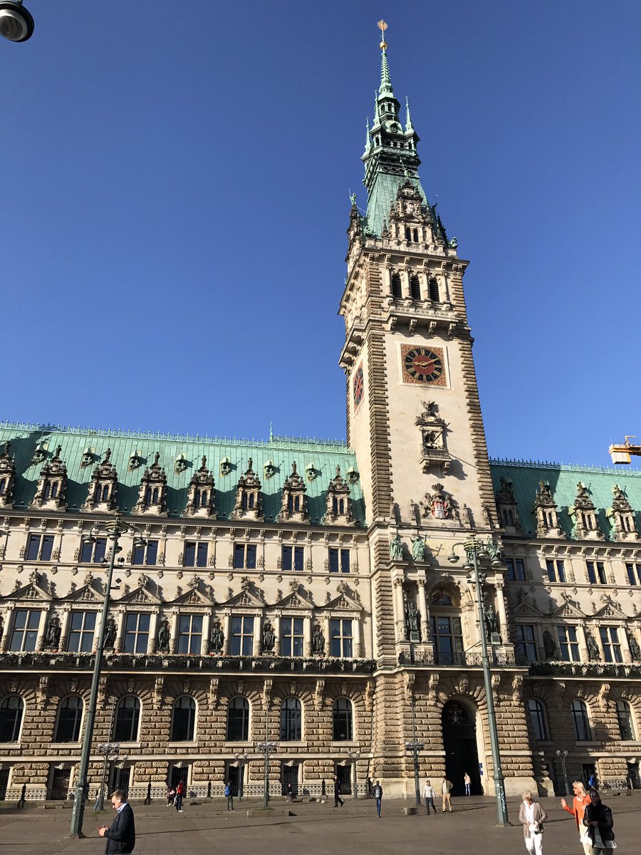 AGOF_Akademie's tweet photo. Die #AGOF Akademie tourt zur Einführung der daily digital facts und Hamburg begrüßt uns mit Sonnenschein https://t.co/8RGwMpzRmq