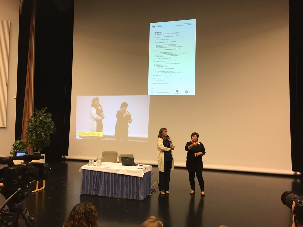 MaijaKoivisto's tweet photo. Harvinaista herkkua, seminaari suomenruotsalaisilla viittomakielellä. Toivottavasti näitä tulee useammin. #Livs17 #finssl https://t.co/f3Fvkip1o3