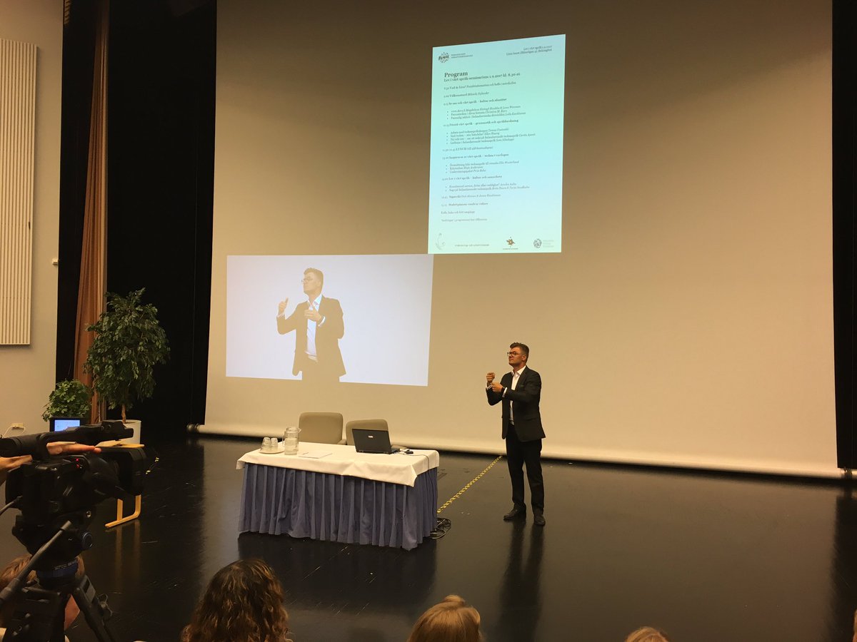 MaijaKoivisto's tweet photo. Harvinaista herkkua, seminaari suomenruotsalaisilla viittomakielellä. Toivottavasti näitä tulee useammin. #Livs17 #finssl https://t.co/f3Fvkip1o3