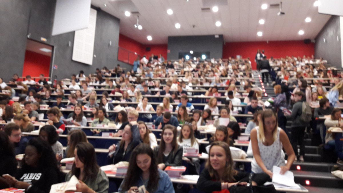 CaBL61's tweet photo. Beaucoup de monde dans l'amphi pour cette rentrée à la FLD! https://t.co/9pakABXknt