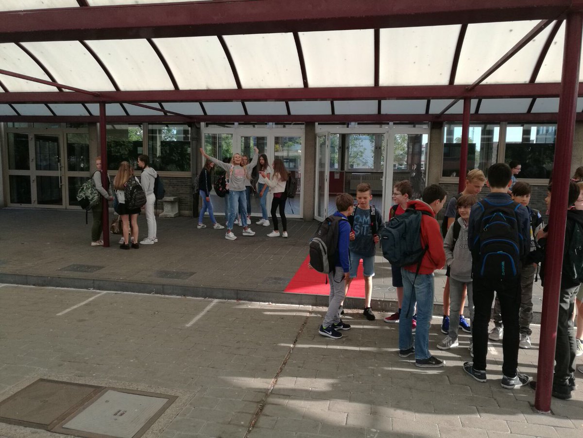 RaymondaVerdyck's tweet photo. 1 september: GO! ERASMUSDEPINTE legt de rode loper uit voor de leerlingen! #GO_onderwijs #iedereenvip #elkeleerlingtelt #onderwijs https://t.co/GUTfCYl3Cn
