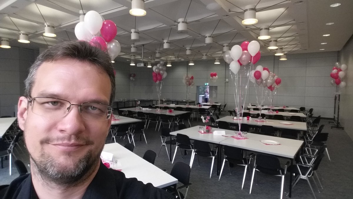 MarcusGastmann's tweet photo. Kann losgehen! 97 neue Azubis auf dem Weg zu Karriere in Bonn! #telekomwall #letsgetdigital #azubi2017 https://t.co/5EfYGAdwi1