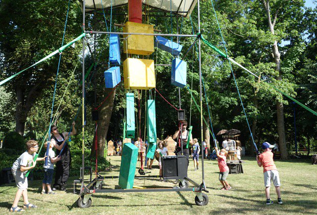 Zondag 3/9 afspraak op het familietheaterfestival Fortbom in Mortsel! Dans Me is er te zien tussen 13u45 en 18u.