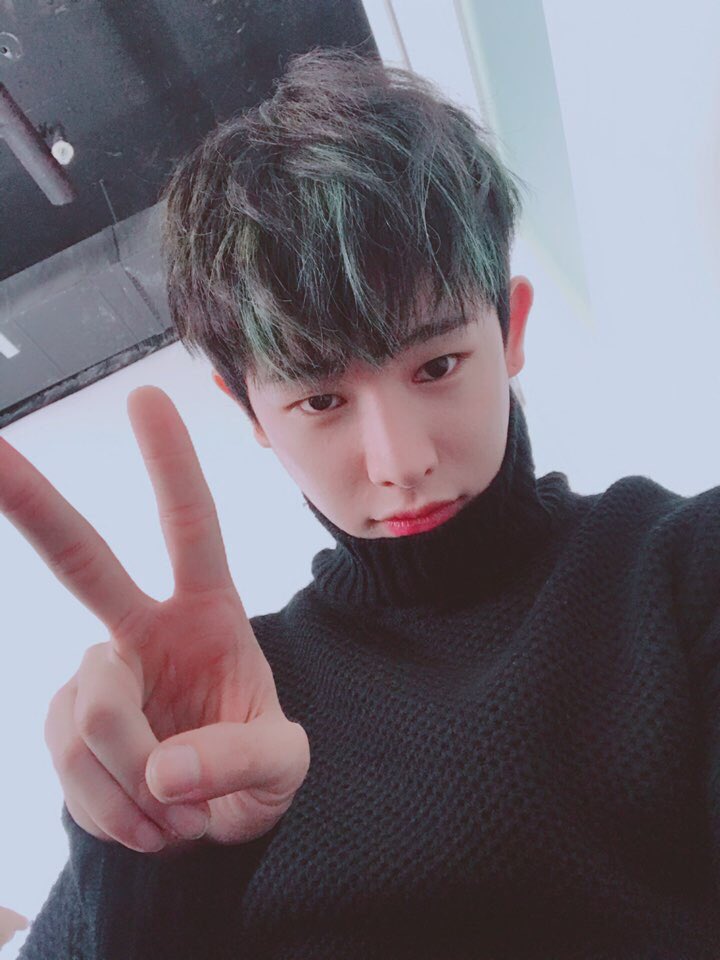 OfficialMONSTAX's tweet photo. [#원호] 좀 쌀쌀한거같네 따듯하게 네손 잡아줄게 https://t.co/Eyx8emFtcL