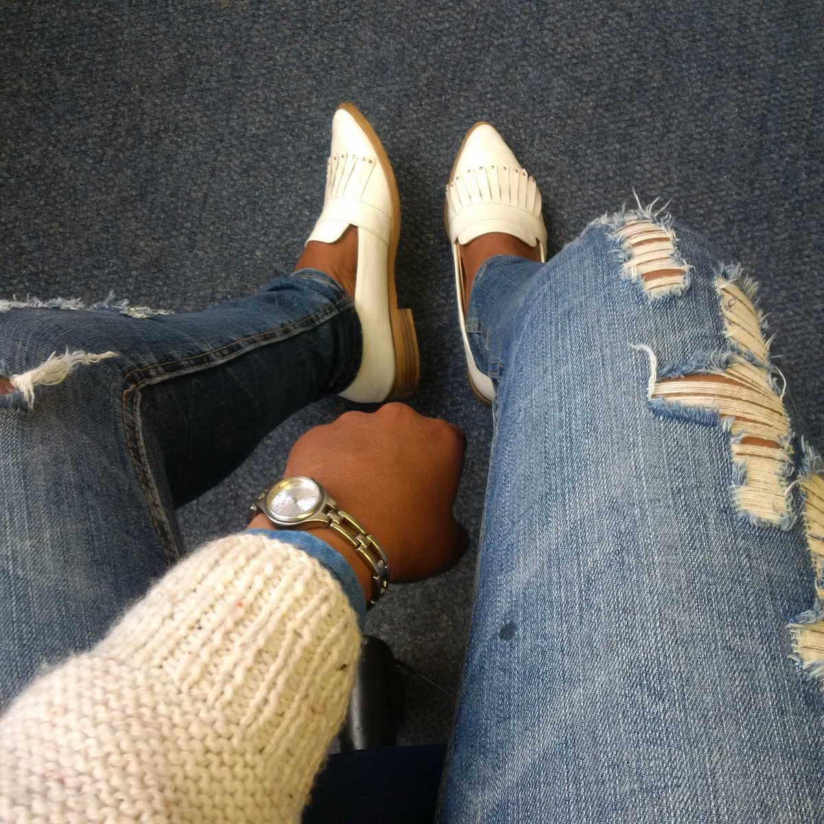 Nchancha_'s tweet photo. Looking at my clock and thinking of going home. #FridayAreCasualDay #FlatsFriday https://t.co/go2lxLi5wU
