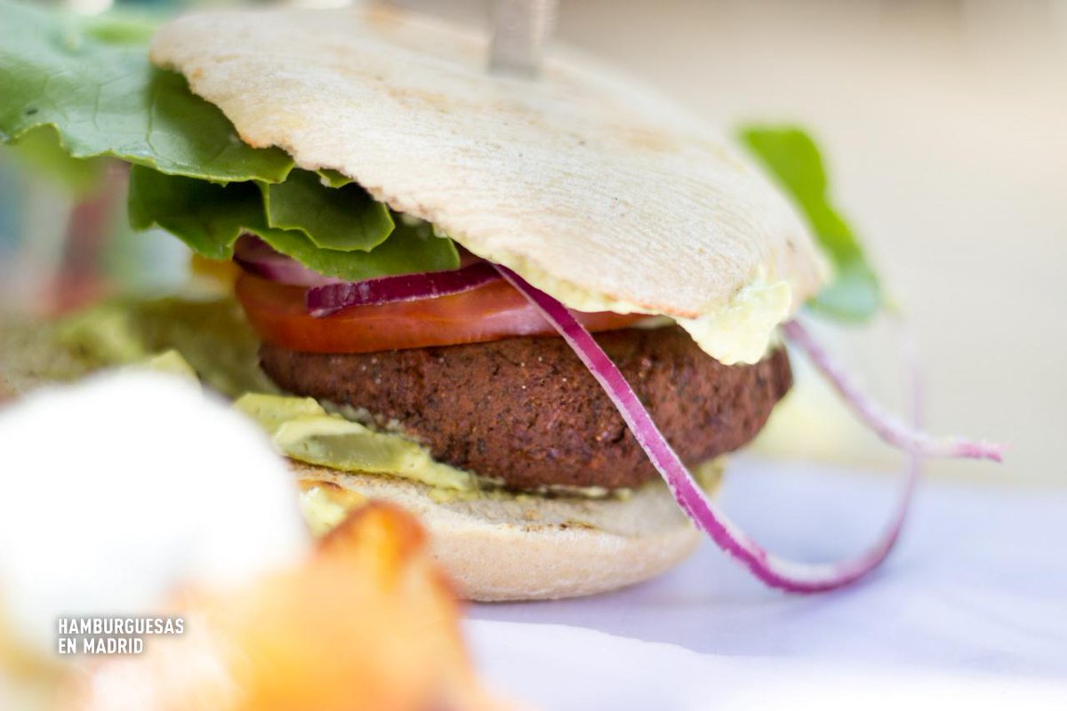 hamburperfecta's tweet photo. Porque las #burgers #veganas también pueden estar ricas, ¡que viva @Viva_Burger! https://t.co/QEUOSyEqZf https://t.co/jLvp9SKa2m
