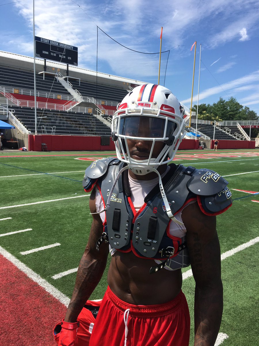 Schutt_Pugliese's tweet photo. @StonyBrookFB looking 😡😤in their @schuttsports #Z10's w/chrome decals & @Pro_GearSports #PL10's #schuttup #LIT Go 🐺🐺🐺‼️ https://t.co/SehSoJkWnU