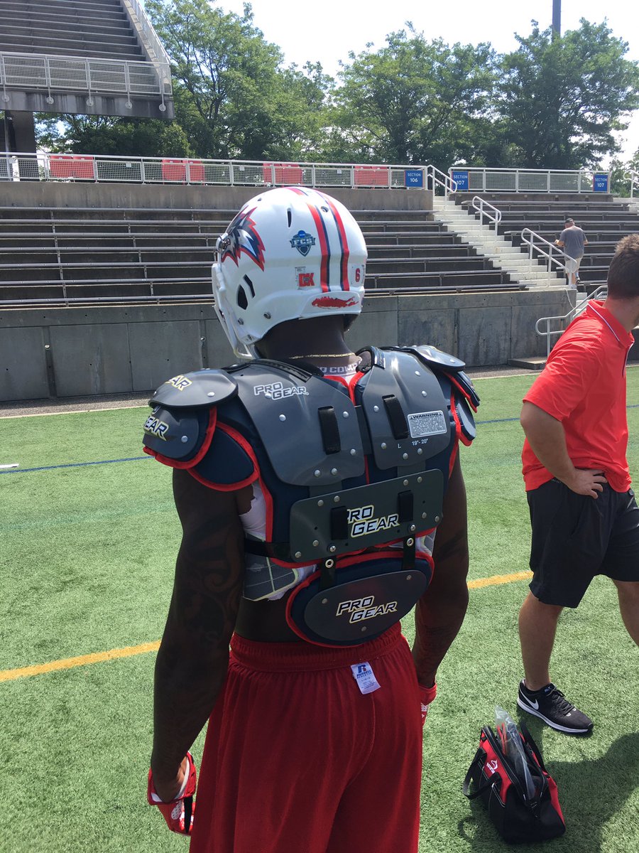 Schutt_Pugliese's tweet photo. @StonyBrookFB looking 😡😤in their @schuttsports #Z10's w/chrome decals & @Pro_GearSports #PL10's #schuttup #LIT Go 🐺🐺🐺‼️ https://t.co/SehSoJkWnU
